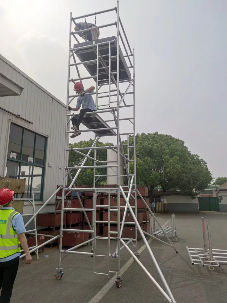 Montage d'un échafaudage roulant sur chantier