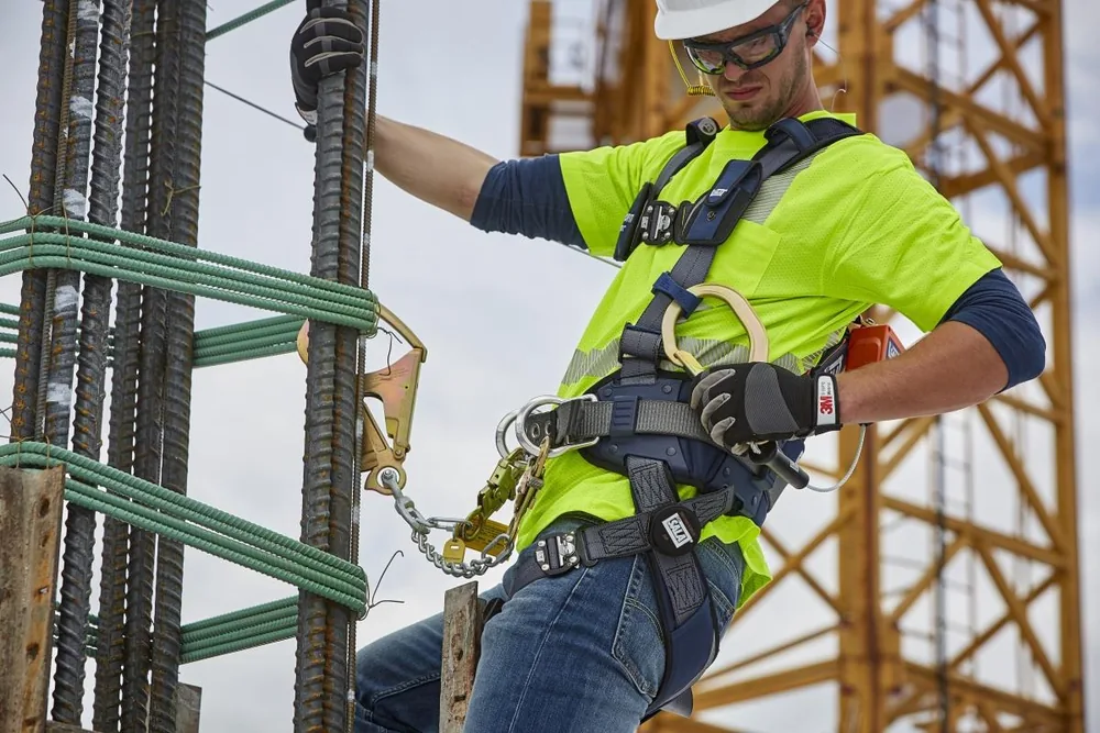 Ouvrier harnaché travaillant en hauteur sur ferraillage