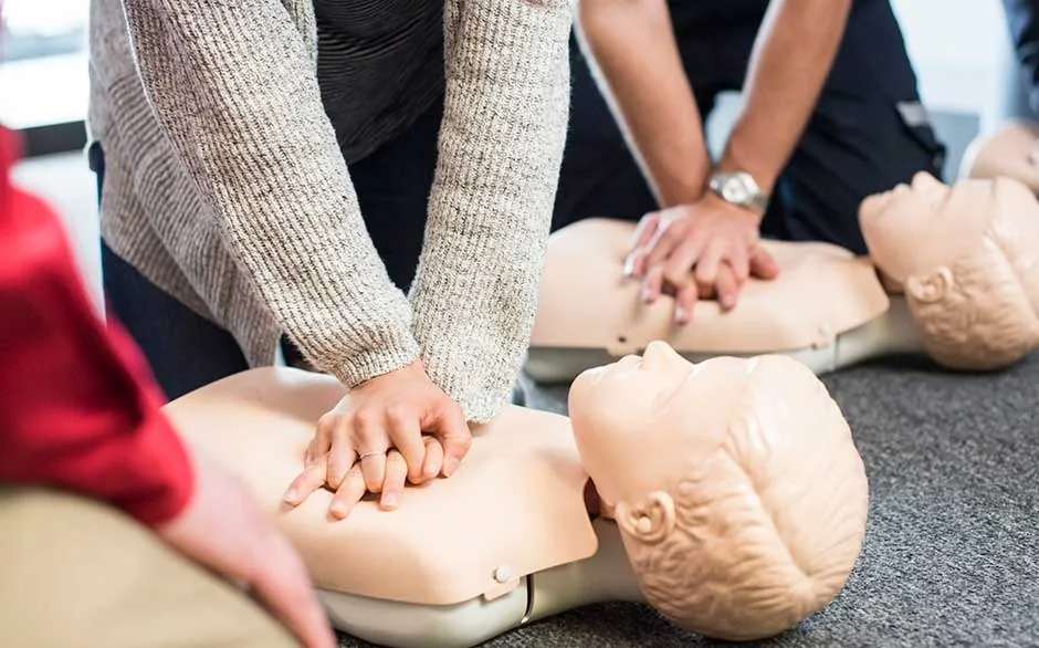 Formation SST — massage cardiaque sur mannequin