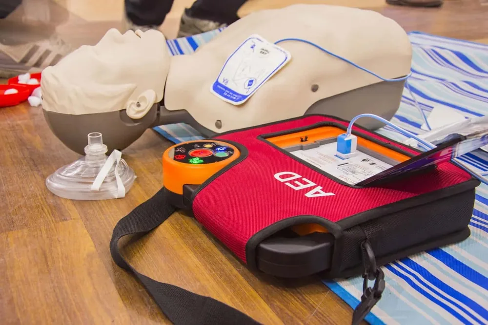 Mannequin de secourisme et défibrillateur automatisé externe