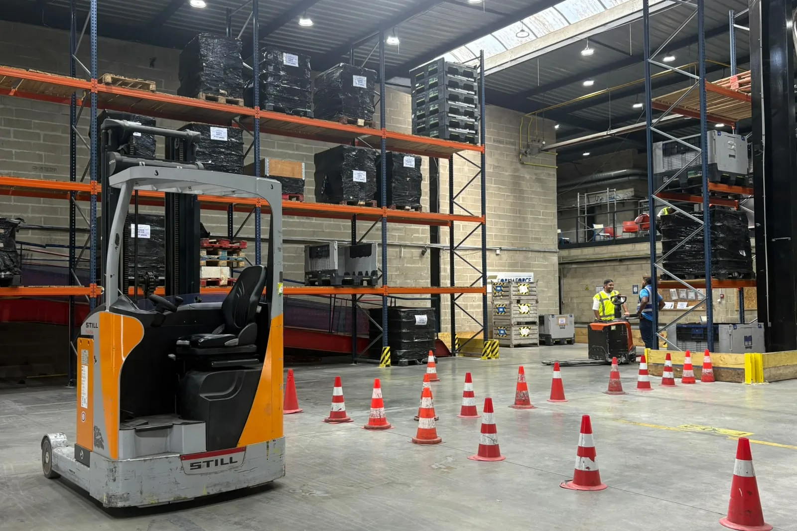 Chariot à mât rétractable en entrepôt, prêt pour la location ou l'achat